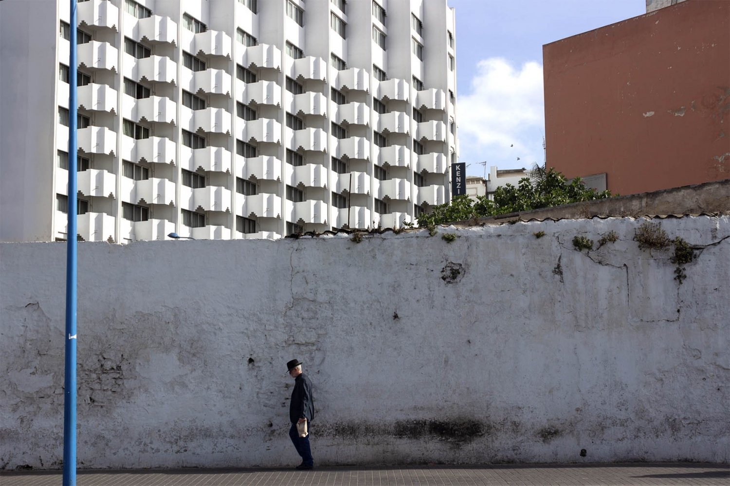 uomo passeggia nel centro della città di casablanca