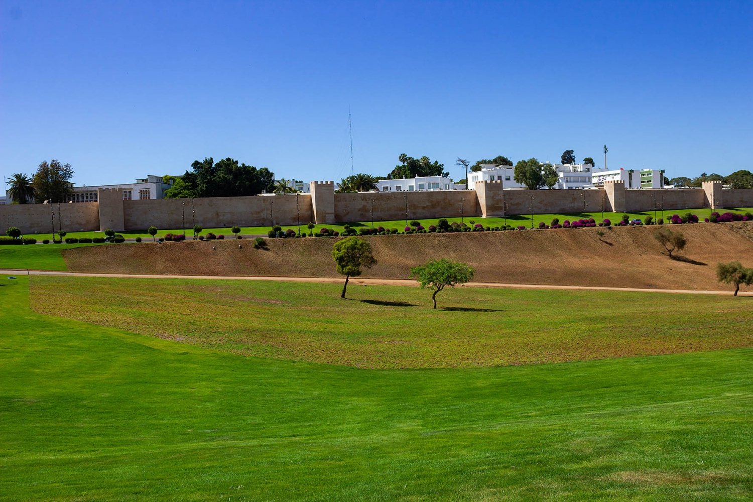 Rabat, prato verde con mura della città sullo sfondo