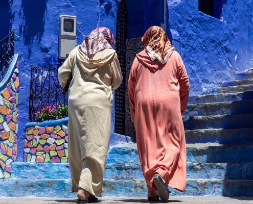 chefchaouen: donne salgono le scale