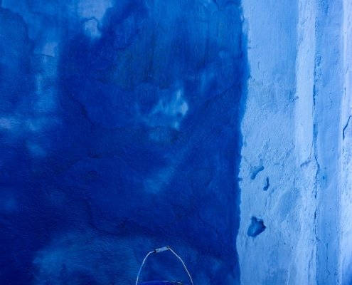 chefchaouen: secchio con colore blu per dipingere le mura della città