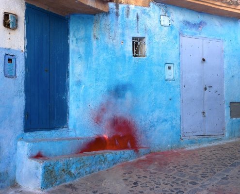 parete blu di chefchaouen sporca di rosso