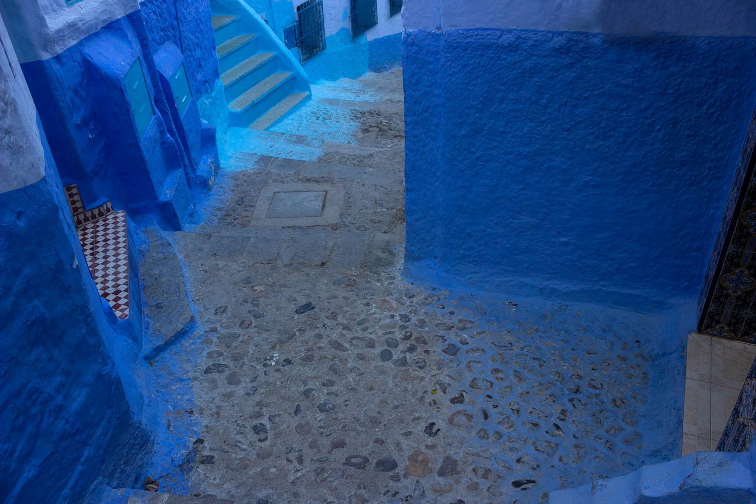 vicolo e scale blu della città di chefchaouen