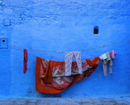 panni stesi su muro blu di chefchaouen