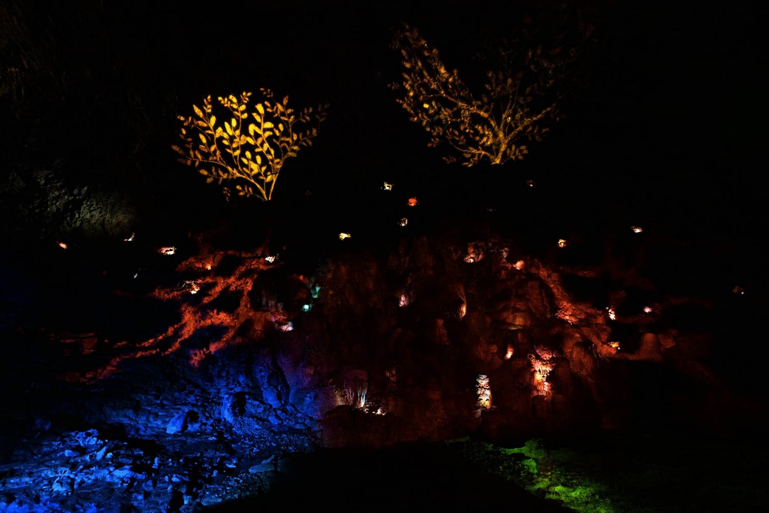 grotta choranche: spettacolo di luce nella sala cattedrale