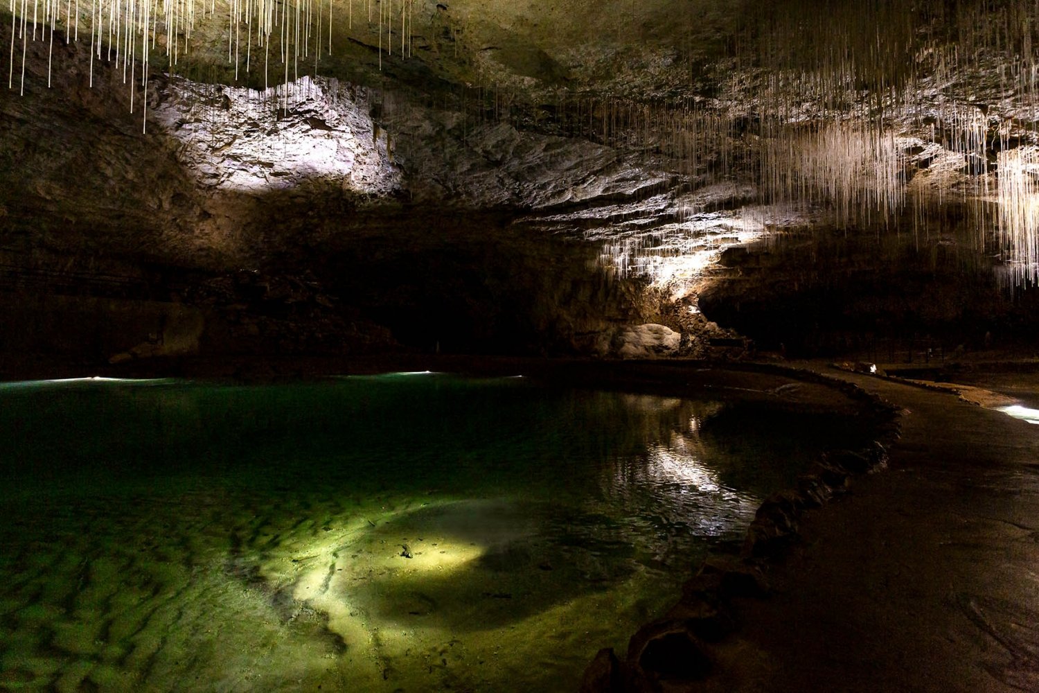 grotta choranche: sala del lago sotteraneo